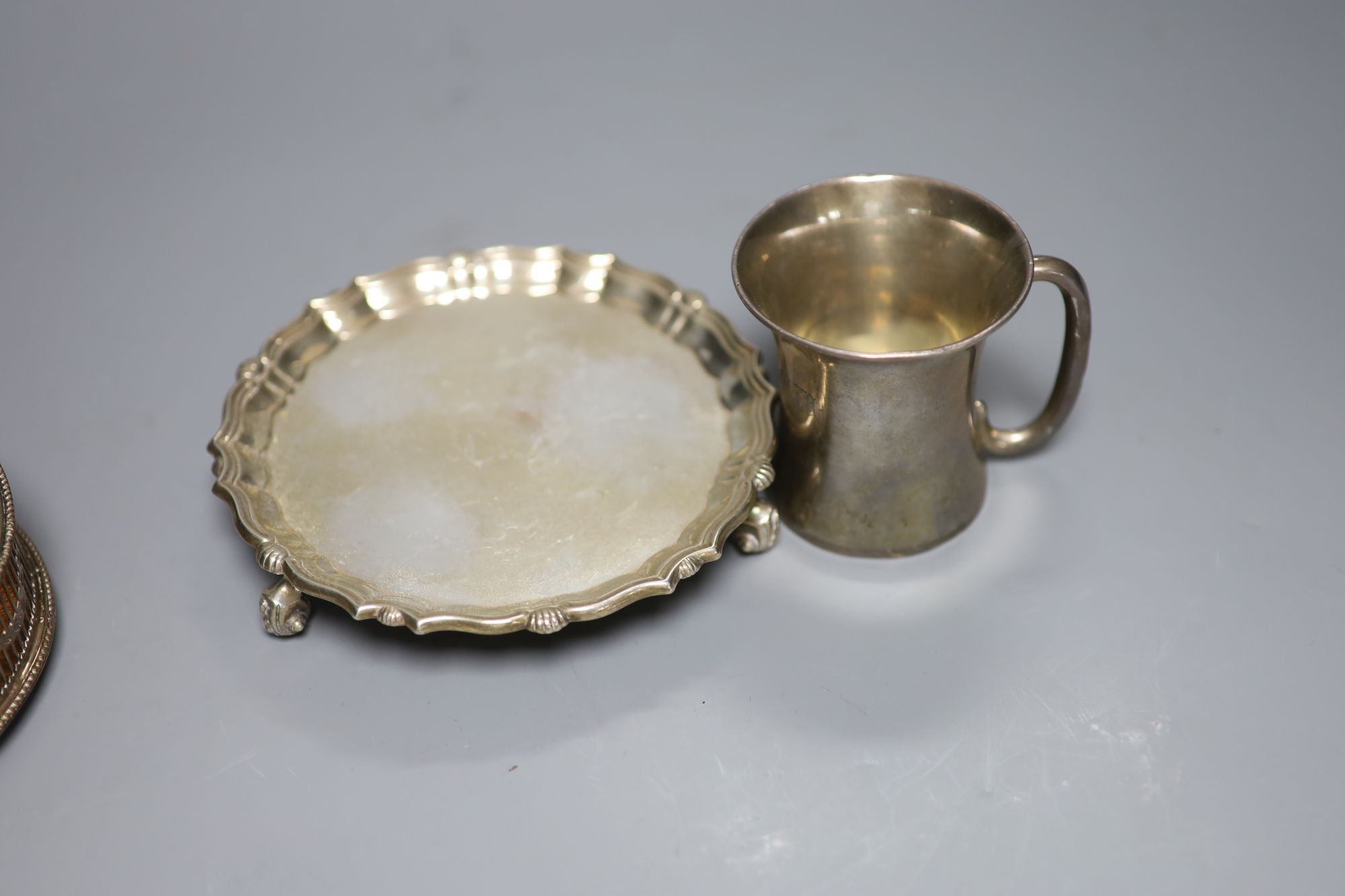 A George V silver waiter, London, 1919, a silver mug and a modern silver wine coaster,